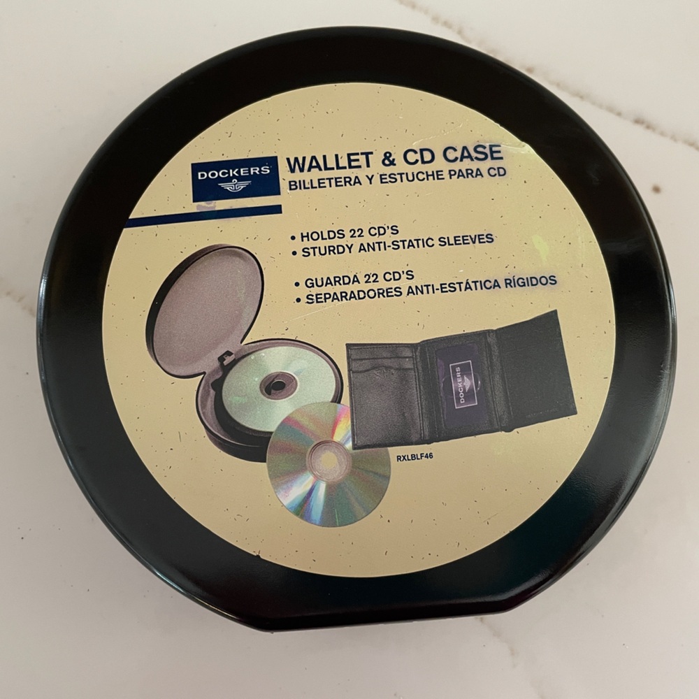 Dockers Hard Shell CD Wallet